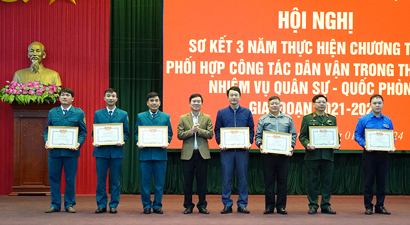 Đại diện lãnh đạo TP. Đồng Hới khen thưởng các tập thể đạt thành tích xuất sắc trong thực hiện chương trình phối hợp công tác dân vận về thực hiện nhiệm vụ QS-QP giai đoạn 2021-2025.