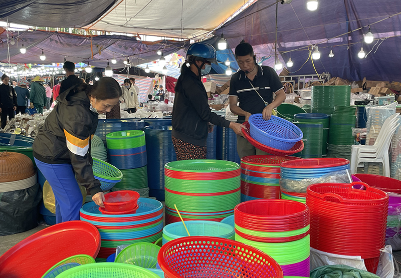 Hội chợ Xuân hướng tới hàng bình dân, giá rẻ nhưng sức mua yếu so với năm ngoái.