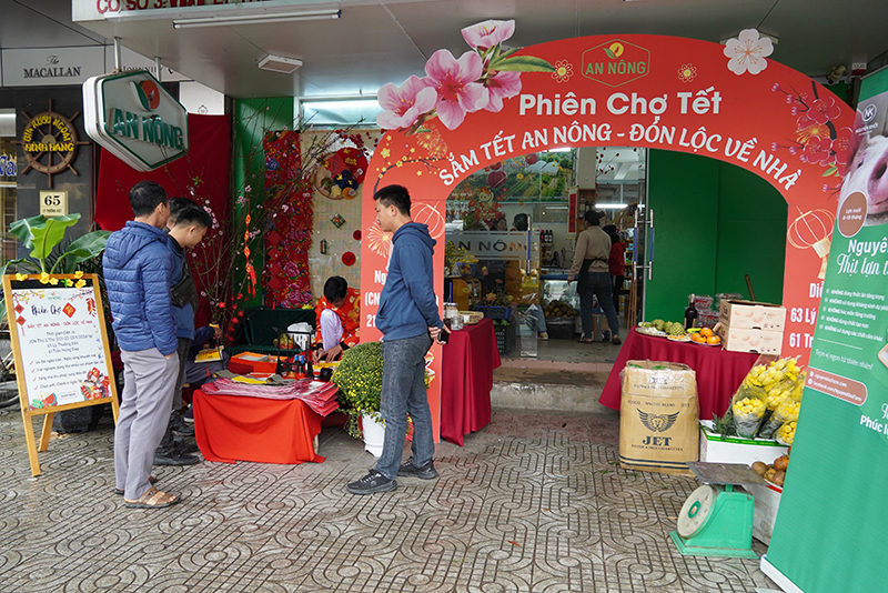 Nhiều cơ sở kinh doanh đổi mới, sáng tạo trong cách tiếp cận khách hàng nhằm kích cầu tiêu dùng.