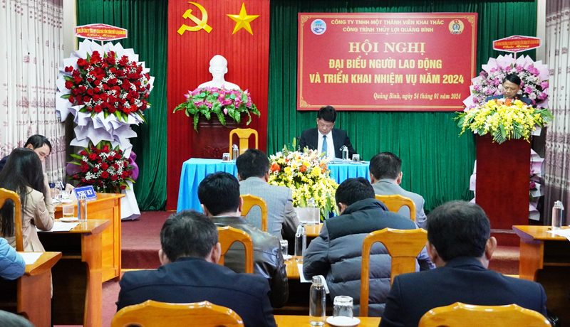 (QBĐT) - Chiều 24/1, Công ty TNHH MTV Khai thác công trình thủy lợi Quảng Bình tổ chức hội nghị đại biểu người lao động, triển khai nhiệm vụ năm 2024. Đến dự có đồng chí Đoàn Ngọc Lâm, Ủy viên Ban Thường vụ Tỉnh ủy, Phó Chủ tịch Thường trực UBND tỉnh; đại diện lãnh đạo các sở, ban, ngành liên quan.