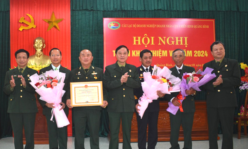 Thường trực Hội CCB tỉnh trao bằng khen của Hiệp hội Doanh nghiệp Doanh nhân CCB Việt Nam và tặng hoa chúc mừng Ban Chủ nhiệm CLB.