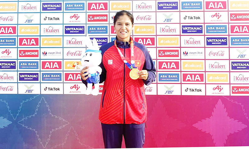 Tại SEA Games 32, Hồ Thị Ne đã giành được 3 tấm HCV môn đua thuyền truyền thống. Ảnh: NVCC