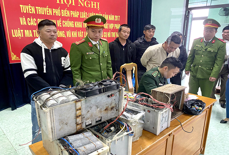Ngư dân giao nộp kích điện và các loại pháo.
