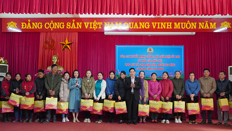 Các ĐBQH Nguyễn Mạnh Cường, Nguyễn Minh Tâm trao quà cho ĐV,NLĐ