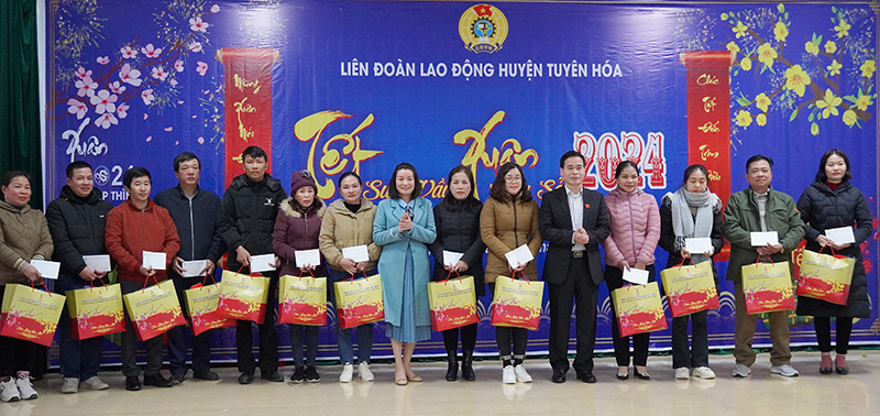 Các ĐBQH Nguyễn Mạnh Cường, Nguyễn Minh Tâm trao quà cho ĐV, NLĐ.