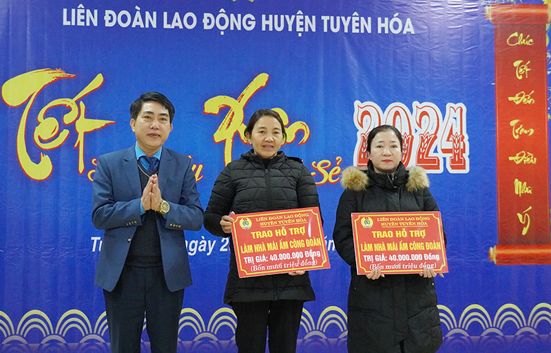 Trao biển tượng trưng hỗ trợ xây dựng nhà  