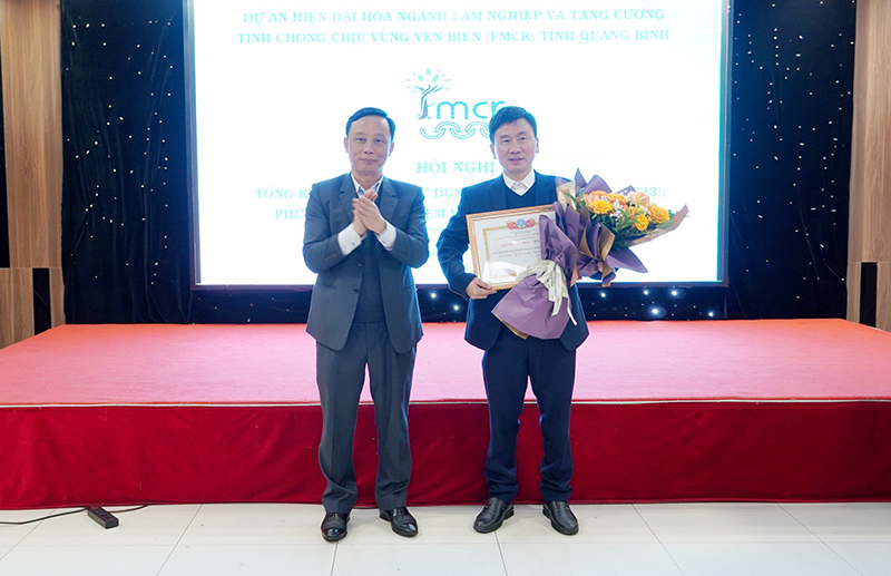 Đồng chí Giám đốc Sở Nông nghiệp-PTNT trao tặng giấy khem cho các tập thể, cá nhân có thành tích trong thực hiện dự án.
