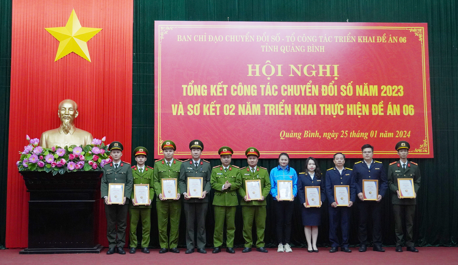 Đại diện lãnh đạo Công an tỉnh trao giải Cuộc thi trực tuyến tìm hiểu về Đề án 06 cho các thi sinh xuất sắc.