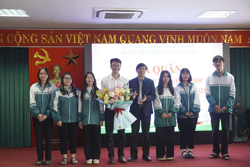 Đội tuyển Tiếng Anh với 5/6 HS dự thi đoạt giải 