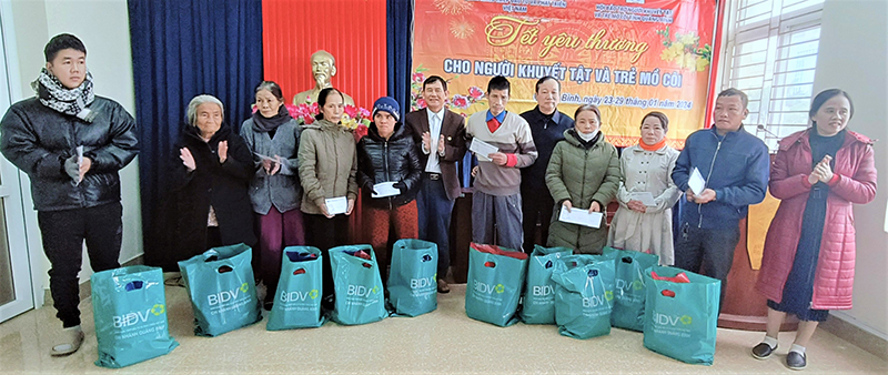 Đại diện lãnh đạo Hội Bảo trợ NKT và TMC tỉnh đã trao quà cho người khuyết tật và trẻ mồ côi tại TP. Đồng Hới