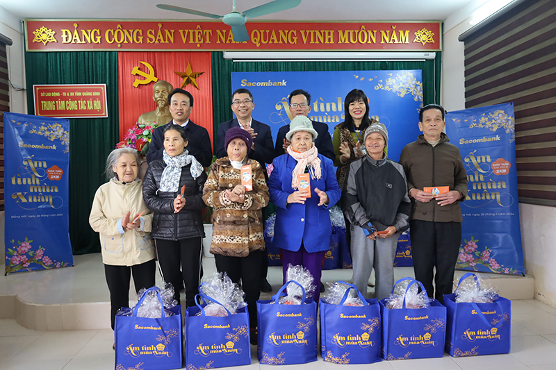 Đại diện lãnh đạo Ngân hàng Sacombank chi nhánh Quảng Bình trao quà Tết...