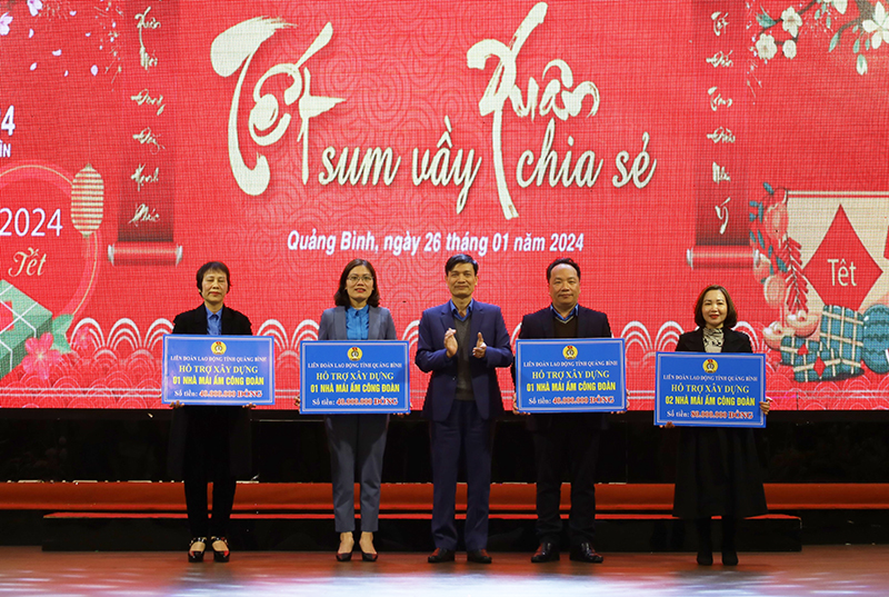  Đại diện lãnh đạo Liên đoàn Lao động tỉnh trao hỗ trợ xây dựng 5 nhà “Mái ấm CĐ” cho các đơn vị trong khối.