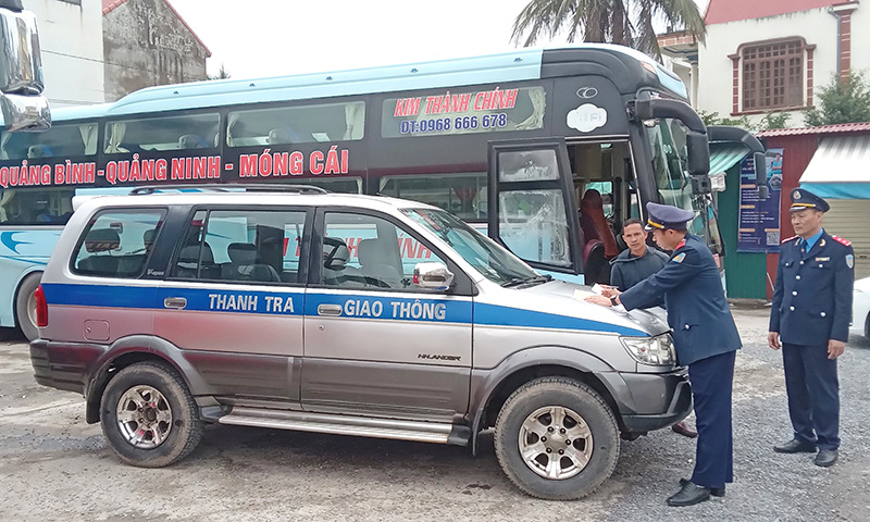 Thanh tra Sở GTVT kiểm tra xe khách về điều kiện kinh doanh vận tải bằng xe ô tô trước khi cho xe xuất bến.