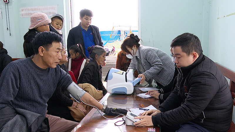 Lực lượng đoàn viên khám chữa bệnh, cấp phát thuốc miễn phí cho người dân địa phương. 