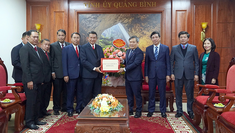 Đồng chí Phó Bí thư Tỉnh ủy Đeng Pạ-thum-thong chúc đồng chí Bí thư Tỉnh ủy Vu Đại Thắng, các đồng chí lãnh đạo tỉnh, cán bộ, đảng viên và nhân dân Quảng Bình năm mới mạnh khỏe, hạnh phúc, thành công