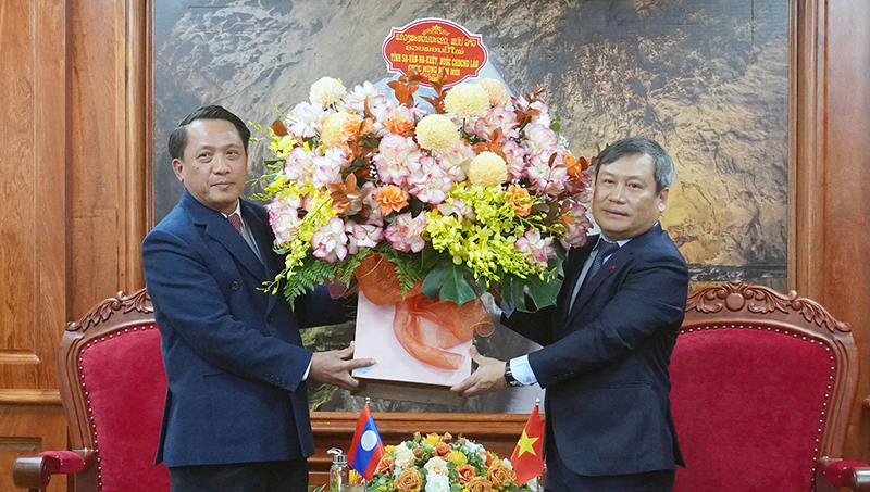  Đồng chí Bí thư, Tỉnh trưởng tỉnh Sạ-vẳn-na-khệt Bun-chôm U-bôn-pạ-sợt chúc lãnh đạo Đảng, chính quyền và nhân dân tỉnh Quảng Bình dồi dào sức khỏe năm mới thắng lợi mới
