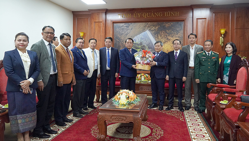 Đại biểu hai tỉnh chụp ảnh lưu niệm tại buổi tiếp