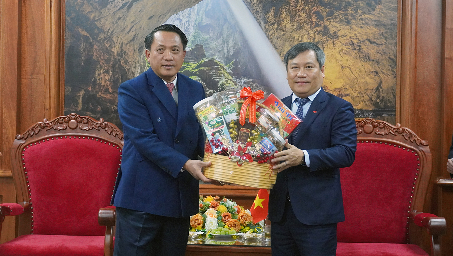 Đồng chí Bí thư Tỉnh ủy Vũ Đại Thắng chúc đồng chí Bí thư, Tỉnh trưởng Bun-chôm U-bôn-pạ-sợt cùng các thành viên đoàn đại biểu tỉnh Sạ-vẳn-na-khệt và toàn thể cán bộ, đảng viên, nhân dân tỉnh Sạ-vẳn-na-khệt nhiều sức khỏe, hạnh phúc và thành công