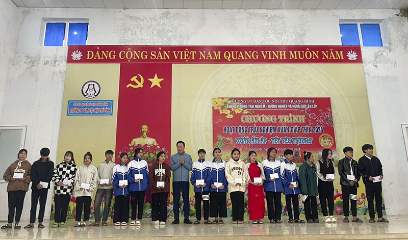 Khối thi đua các ngành Kinh tế - Tài chính trao học bổng cho học sinh