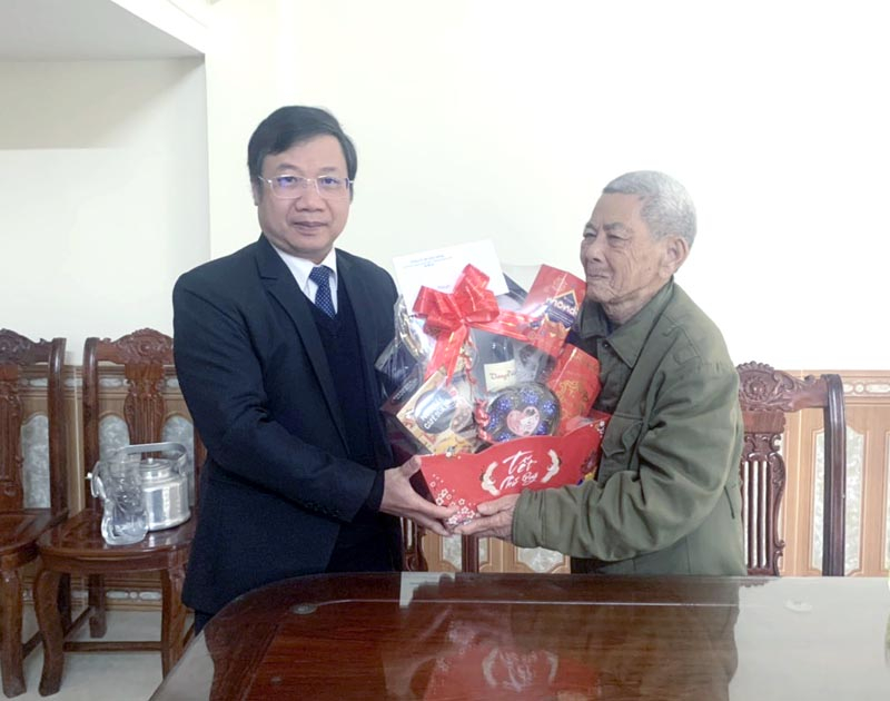 Đồng chí Cao Văn Định, Ủy viên Ban Thường vụ, Trưởng Ban Tuyên giáo Tỉnh ủy thăm, tặng quà cho đảng viên lão thành Đinh Xuân Phẩm, sinh năm 1928, trú tại thị trấn Quy Đạt.