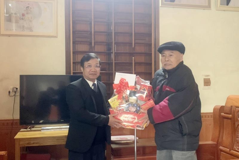 Đồng chí Cao Văn Định, Ủy viên Ban Thường vụ, Trưởng Ban Tuyên giáo Tỉnh ủy thăm, tặng quà cho đảng viên lão thành Trương Ngọc Đương, sinh năm 1931, trú tại xã Minh Hóa. 