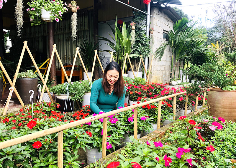 Chị Đinh Thị Kim Tình tại vườn hoa.