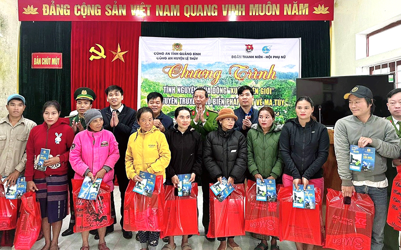 Tặng quà cho bà con dân bản tại xã Lâm Thủy, huyện Lệ Thủy.