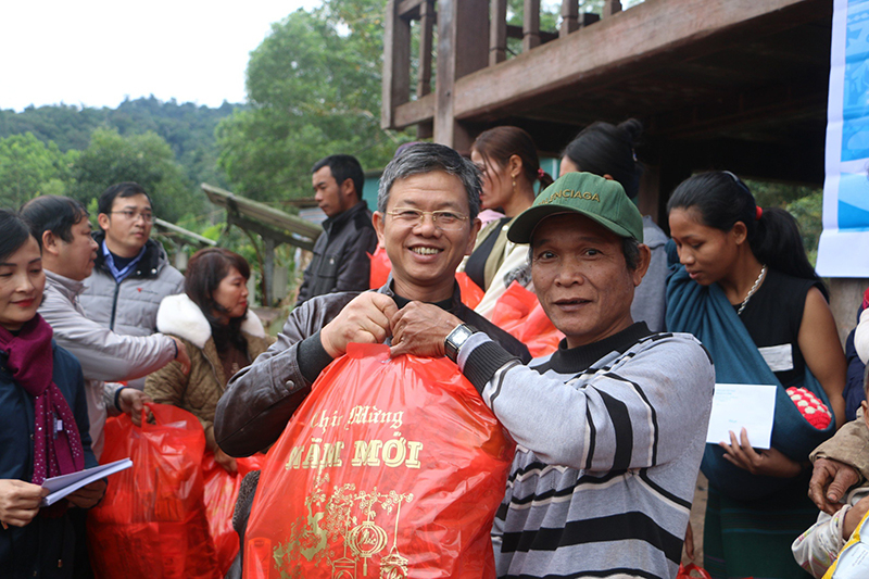 Lãnh đạo HND tỉnh tặng quà Tết cho bà con dân bản Rìn Rìn.