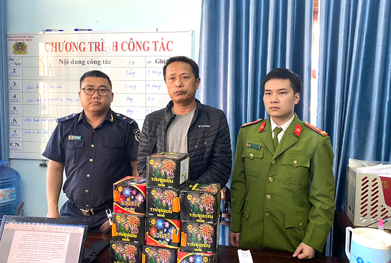 Đối tượng Lê Anh Dũng bị bắt cùng tang vật là 13,6kg pháo nổ.