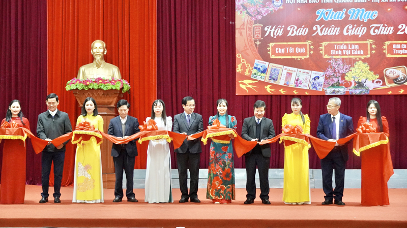 Các đại biểu cắt băng khai mạc Hội báo Xuân Giáp Thìn và lễ hội không gian xưa “Chợ Tết quê” 2024.