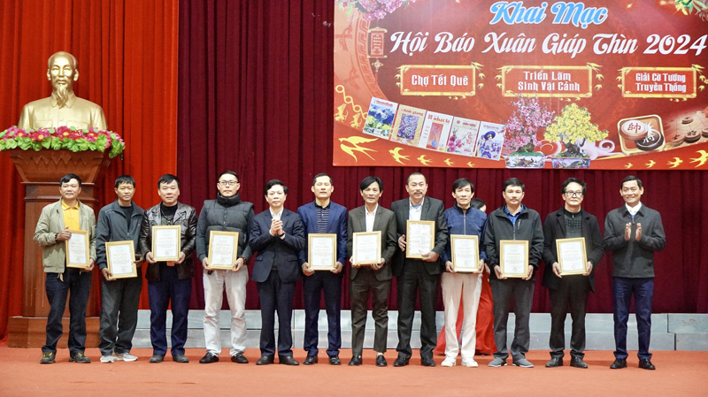 Trao chứng nhận cho các nghệ nhân tham gia lễ hội sinh vật cảnh TX. Ba Đồn.