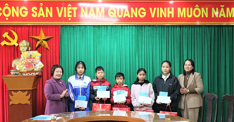 Thay mặt đơn vị tài trợ, Hội Bảo trợ bệnh nhân nghèo tỉnh đã trao phần quà trân quý này đến tay các trẻ em hưởng lợi