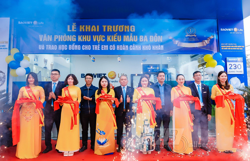 Các đại biểu cắt băng khai trương Văn phòng khu vực kiểu mẫu thị xã Ba Đồn của Công ty Bảo Việt Nhân thọ Quảng Bình.
