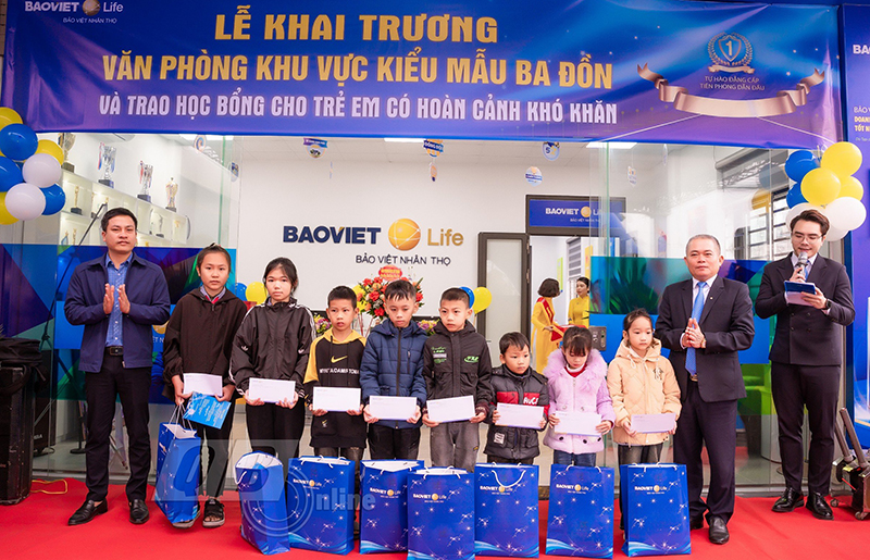 Các đại biểu cắt băng khai trương Văn phòng khu vực kiểu mẫu thị xã Ba Đồn của Công ty Bảo Việt Nhân thọ Quảng Bình.