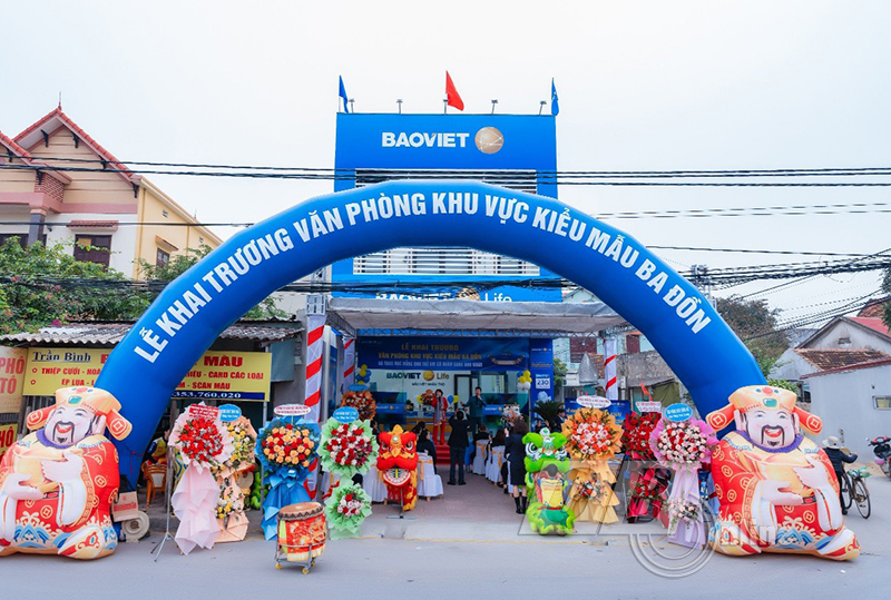 Tại buổi lễ, ông Nguyễn Viết Dũng, Phó Giám đốc khối phát triển kinh doanh Tổng Công ty Bảo Việt Nhân Thọ, kiêm Giám đốc Công ty BVNT Quảng Bình cho biết, là thương hiệu bảo hiểm quốc gia, thương hiệu bảo hiểm duy nhất của người Việt tại Quảng Bình, bên cạnh việc đa dạng hóa các dòng sản phẩm, nâng cao chất lượng đội ngũ, thời gian qua, Công ty BVNT quảng Bình luôn chú trọng đầu tư phát triển cơ sở vật chất để nâng cao chất lượng dịch vụ và phục vụ tận tâm hơn từng gia đình Việt, đóng góp vào sự an bình và thịnh vượng của xã hội.