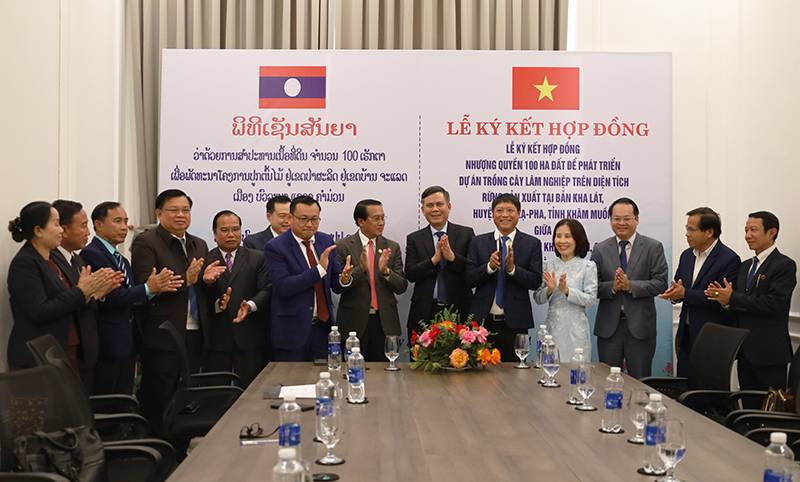  Đồng chí Chủ tịch UBND tỉnh Trần Thắng và đồng chí Bí thư, Tỉnh trưởng tỉnh Khăm Muồn Văn-Xay Phông-Sa-Vẳn chứng kiến lễ ký kết hợp đồng chuyển nhượng 100ha đất giữa Ủy ban Chính quyền tỉnh Khăm Muồn và Công ty TNHH xây dựng số 1 Trường Thành.