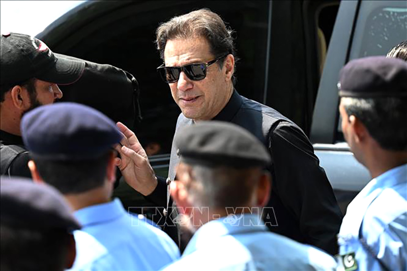 Cựu Thủ tướng Pakistan Imran Khan (giữa) tới trình diện tại tòa án tối cao ở Islamabad ngày 24/7/2023. Ảnh: AFP/TTXVN