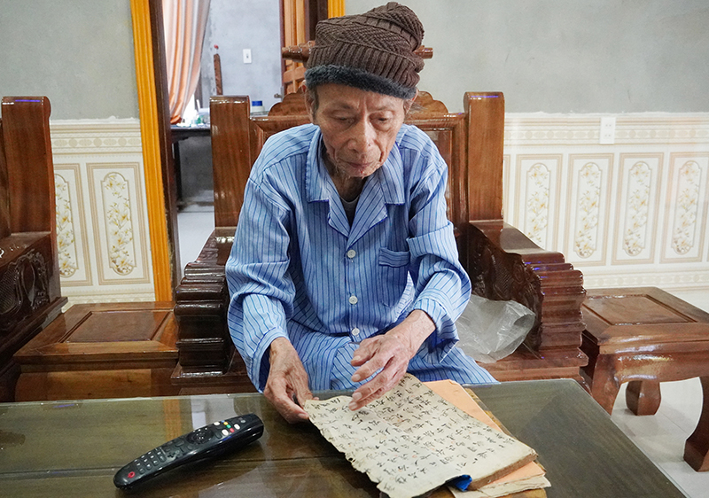  Ông Đinh Thanh Dự đang giới thiệu về hát bội, múa tiên và cuốn sách viết các bài hát bội bằng chữ Nôm.