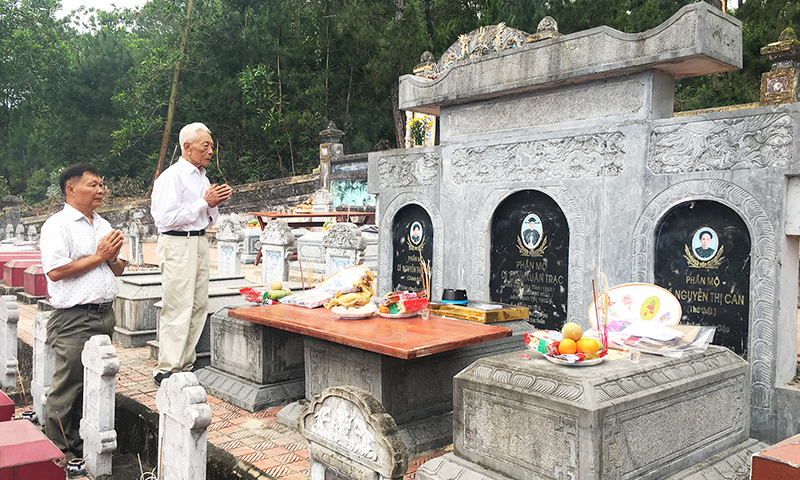 Con cháu viếng mộ ông Đinh Xuân Trạc.
