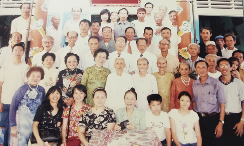 Con cháu gặp mặt tại nhà thờ họ Võ Khắc (Lệ Thủy), trong dịp ngày giỗ TS. Võ Khắc Triển (người đứng giữa thắt cà vạt đỏ là kỹ sư Võ Khắc Mai).