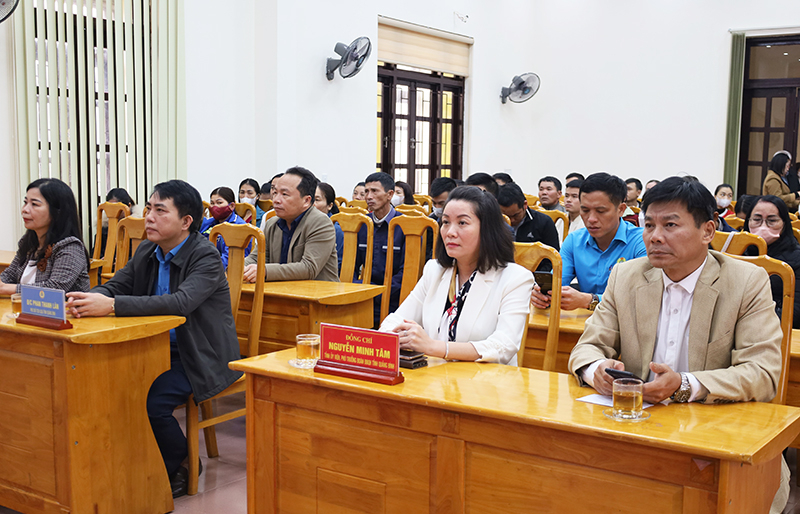 Các đại biểu tham dự buổi trao quà.