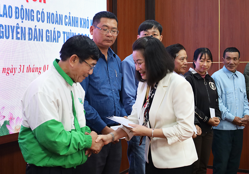 Đồng chí Nguyễn Minh Tâm trao quà Tết cho ĐV, NLĐ.
