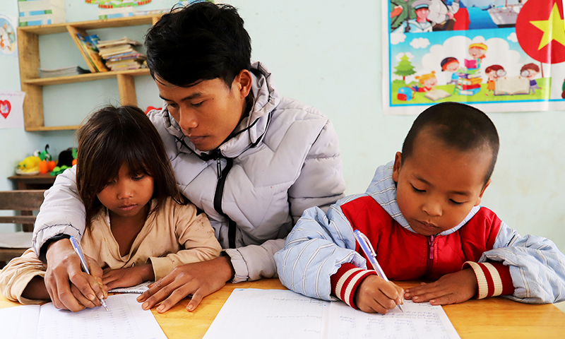 Gốc A Loang Ma Kẹo nhỏ Đinh Đường- Nguyễn Văn Vinh lan tỏa hơi ấm tình người cho trẻ em Ma Coong