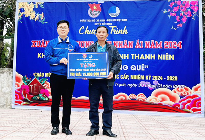 Đại diện lãnh đạo Huyện đoàn Bố Trạch trao tặng công trình thanh niên “Thắp sáng đường quê” cho thôn 1 Phúc Đồng (xã Phúc Trạch, Bố Trạch).