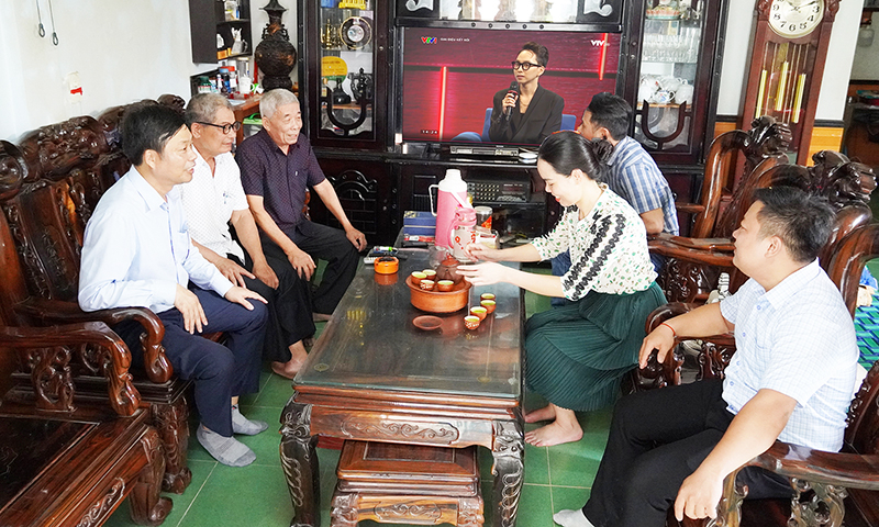 Cán bộ phường gõ cửa từng nhà dân để vận động hiến đất mở đường.