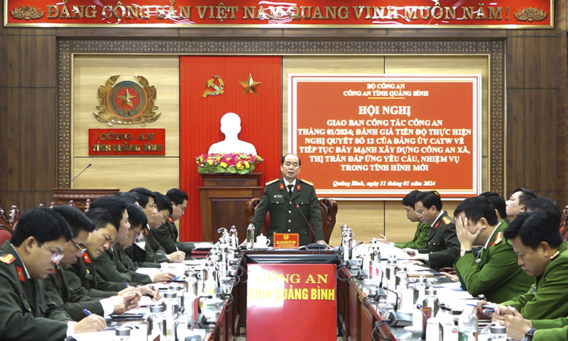 Đồng chí đại tá Nguyễn Hữu Hợp, Giám đốc Công an tỉnh phát biểu chỉ đạo tại hội nghị.