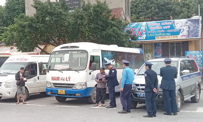 Thanh tra Sở GTVT tăng cường kiểm tra các điều kiện của xe ô tô vận tải hành khách theo tuyến cố định ngay tại bến xe.