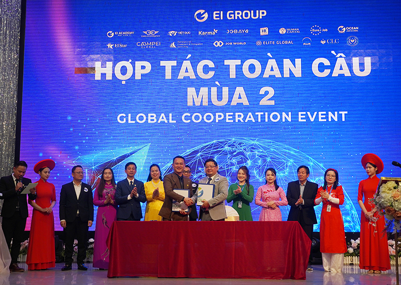 Đại diện EI GROUP - chi nhánh Quảng Bình ký biên bản hợp tác với các đối tác năm 2024.