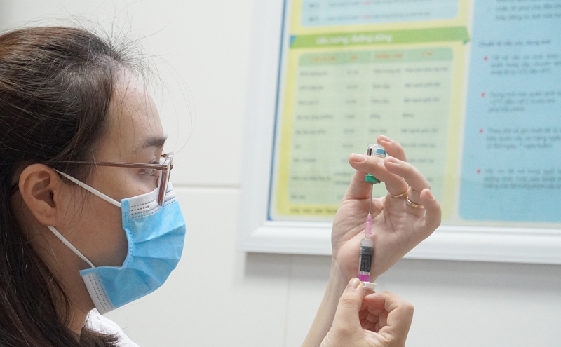 Tăng cường tiêm vắc xin để phòng chống hiệu quả các dịch bệnh mùa Đông - Xuân.