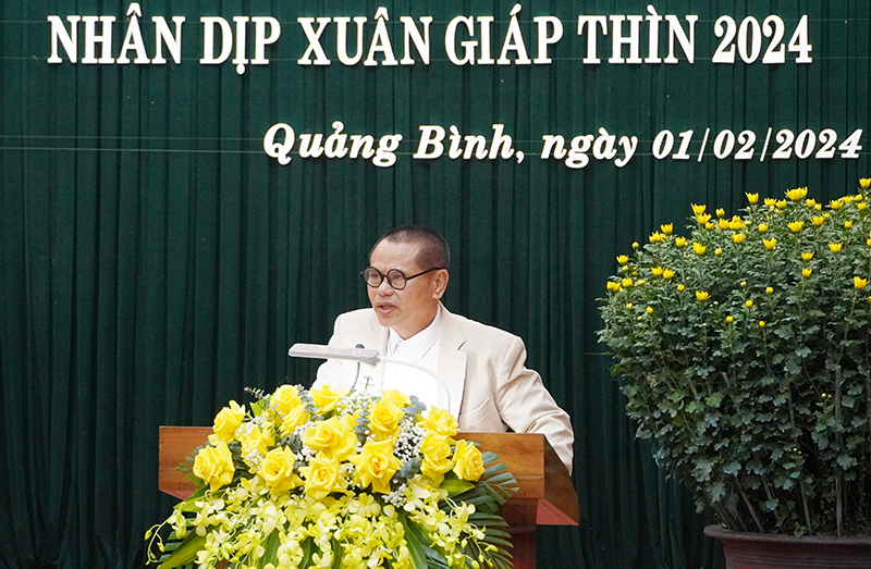 Đại diện đội ngũ văn nghệ sỹ phát biểu tại buổi gặp mặt.
